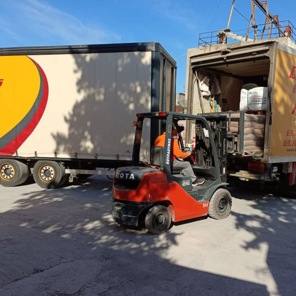 Υπάλληλος με κλάρκ στις εγκαταστάσεις της keaexpress